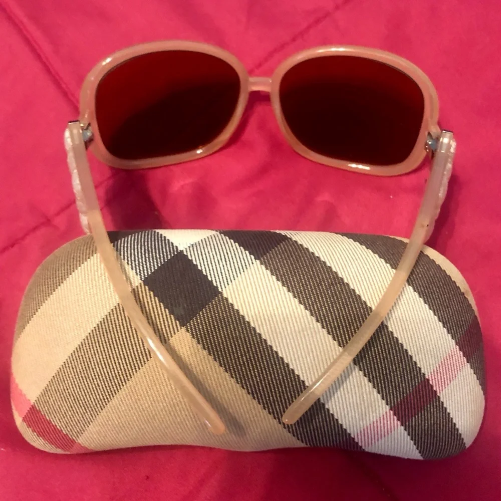 Burberry sunglasses in case - Picture 4 of 7